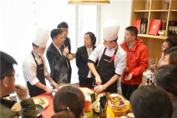 2019年华体会体育官方网站新品发布会,加盟商争相拍照品尝