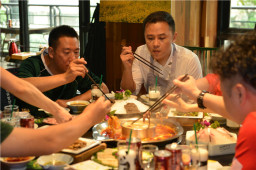 舌尖上的美味！四川华体会体育官方网站清油火锅