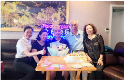 华体会体育官方网站|为顾客冰敷烫伤，准备生日惊喜